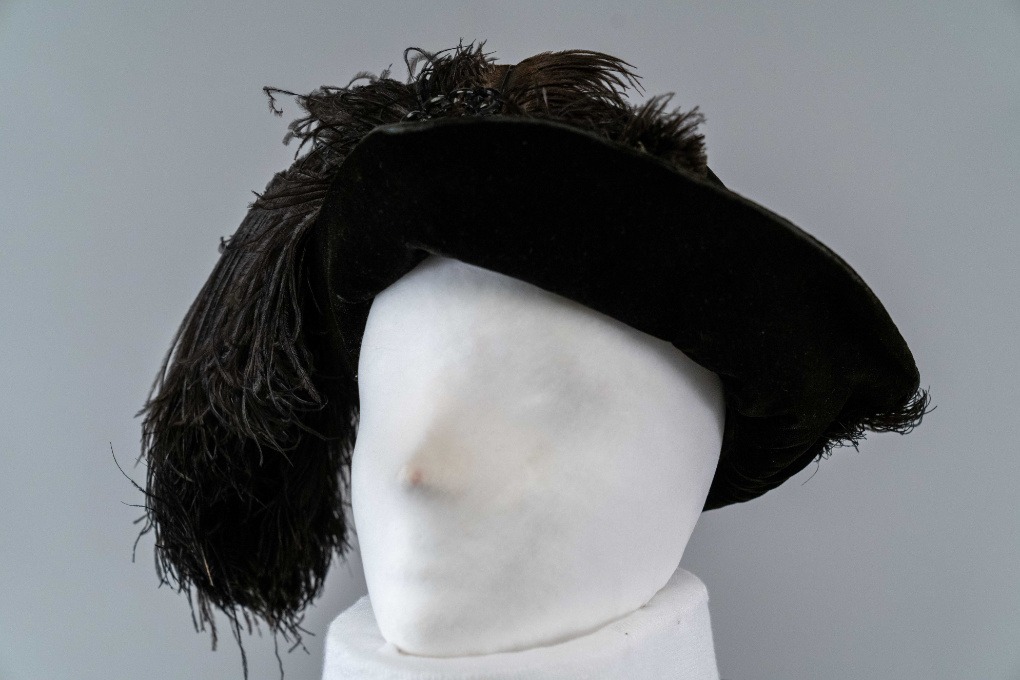 Photo of Black Velvet Gainsborough Hat